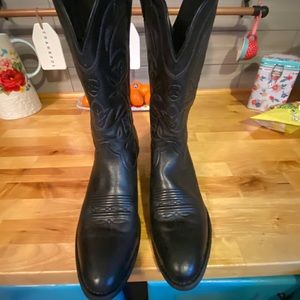 Ariat Women’s black cowboy boots 👢 9 1/2 B